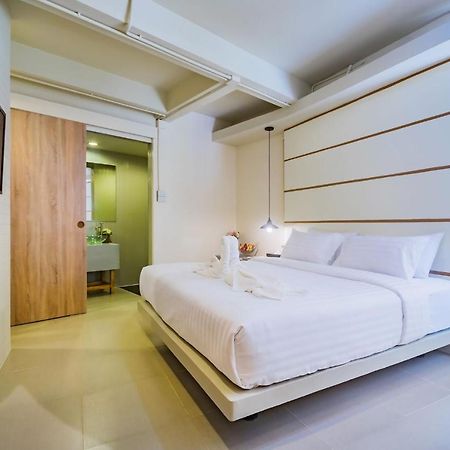 Hotel October Phuket Екстериор снимка