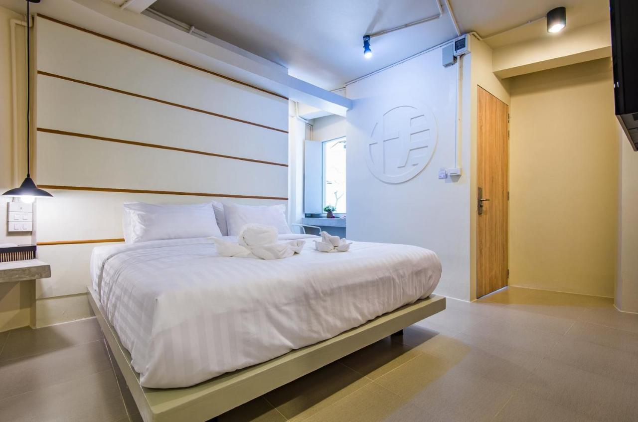 Hotel October Phuket Екстериор снимка