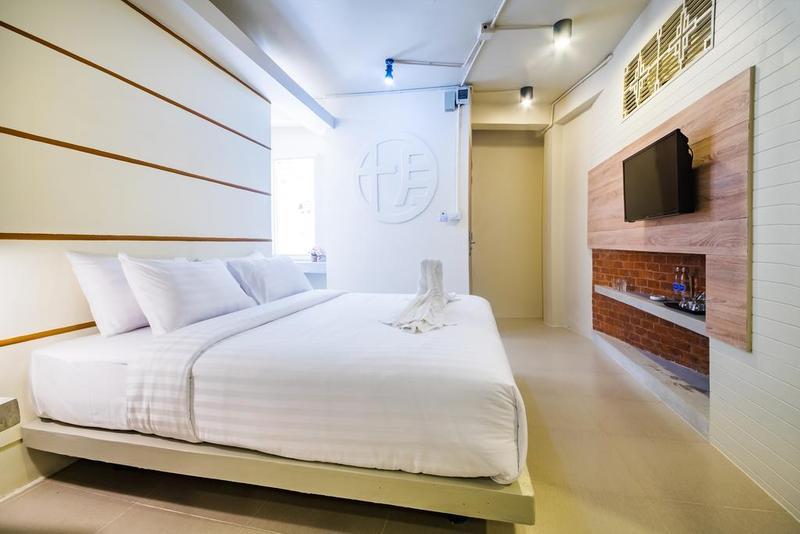 Hotel October Phuket Екстериор снимка