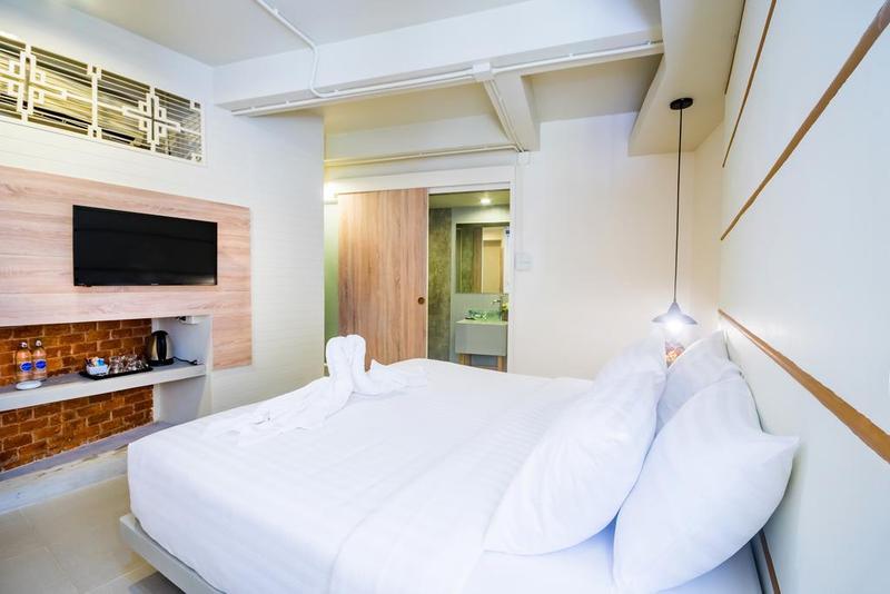 Hotel October Phuket Екстериор снимка