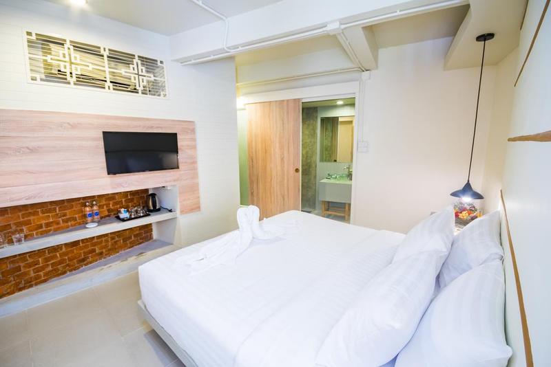 Hotel October Phuket Екстериор снимка