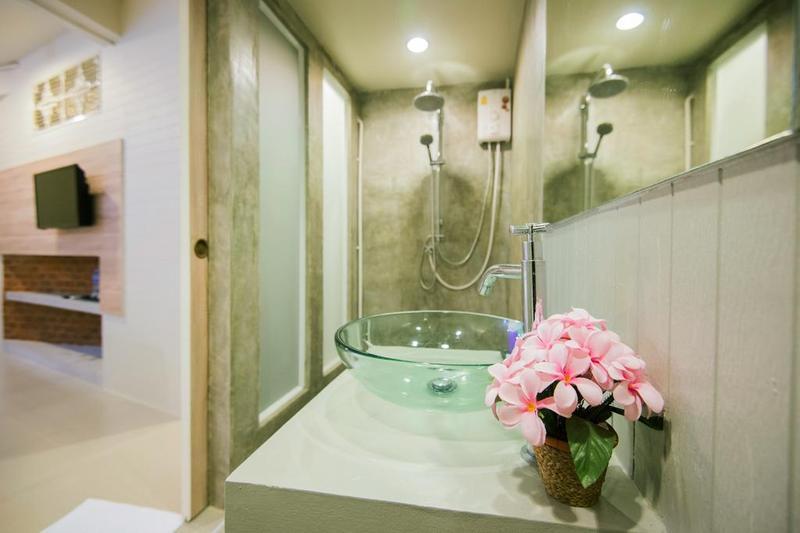 Hotel October Phuket Екстериор снимка