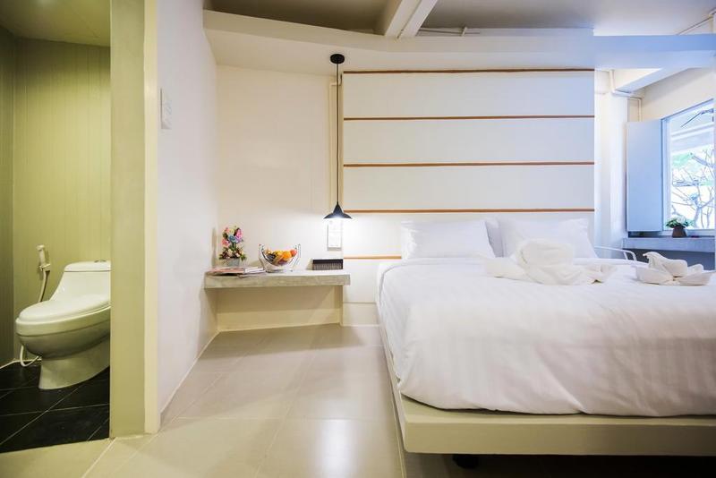 Hotel October Phuket Екстериор снимка