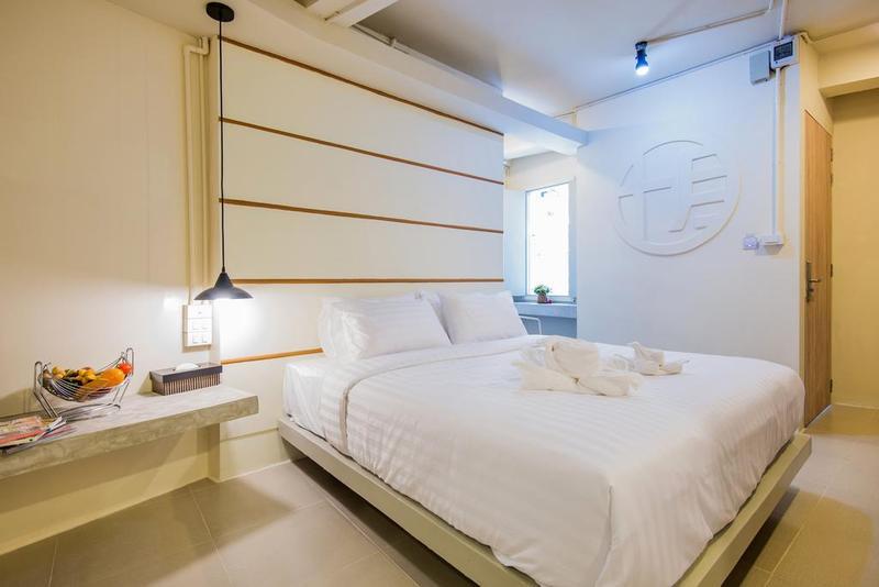 Hotel October Phuket Екстериор снимка