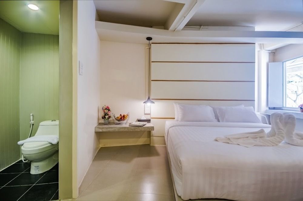 Hotel October Phuket Екстериор снимка
