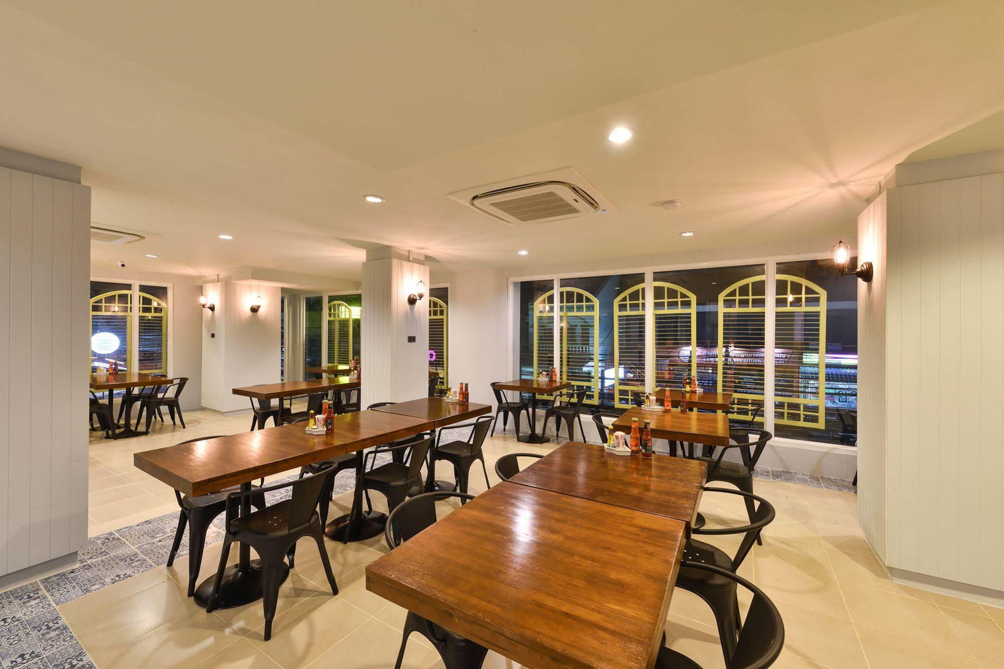 Hotel October Phuket Екстериор снимка
