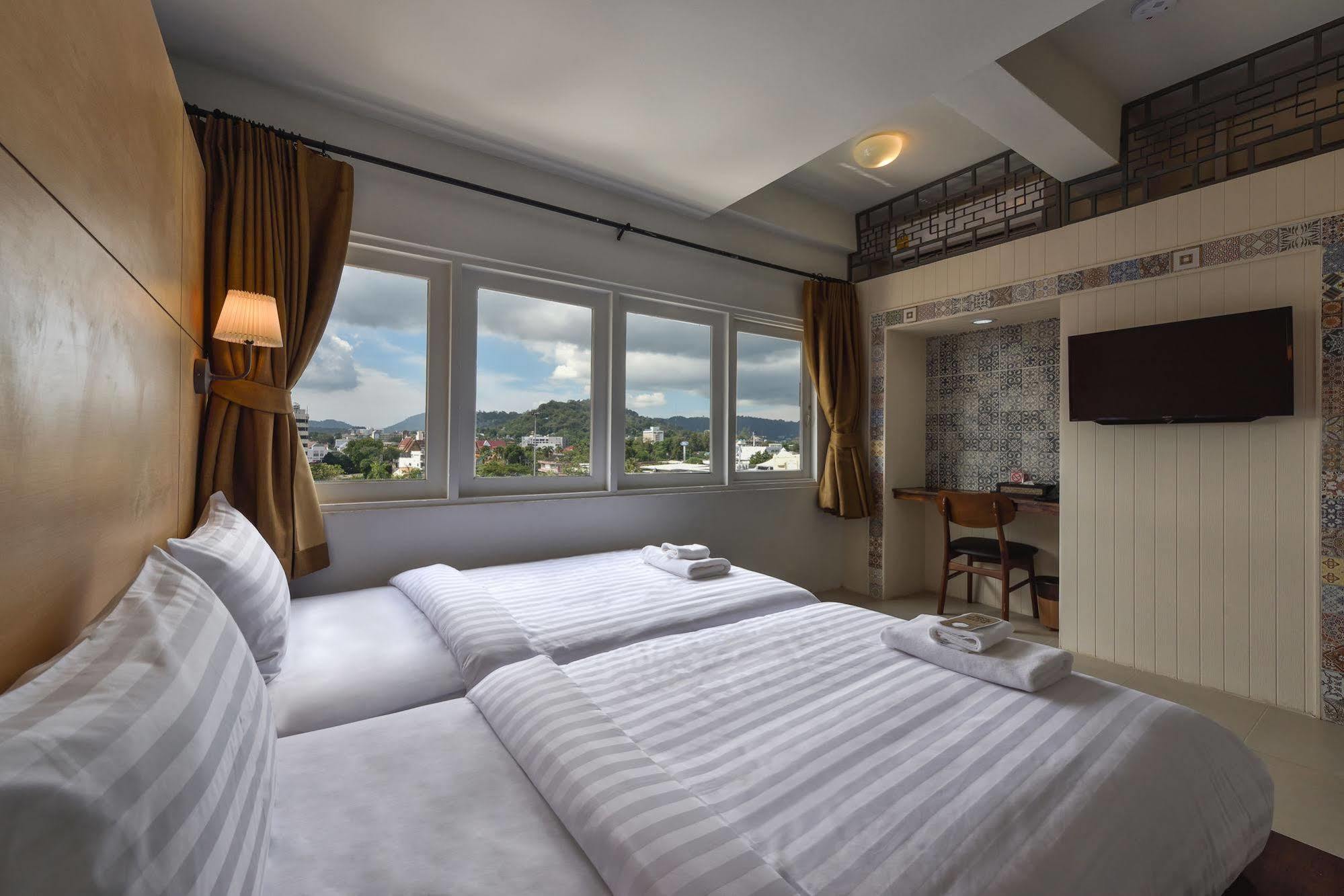 Hotel October Phuket Екстериор снимка