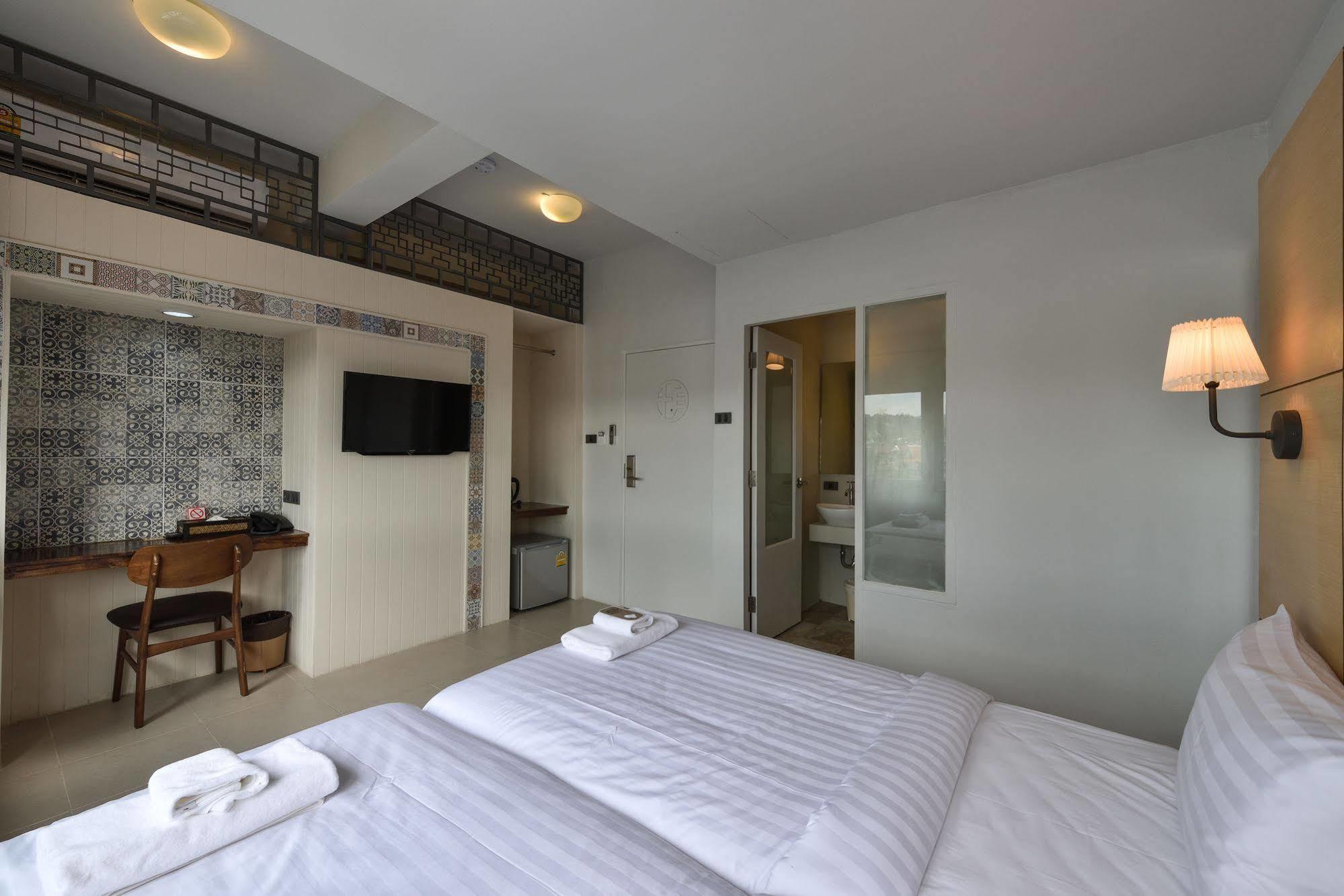 Hotel October Phuket Екстериор снимка