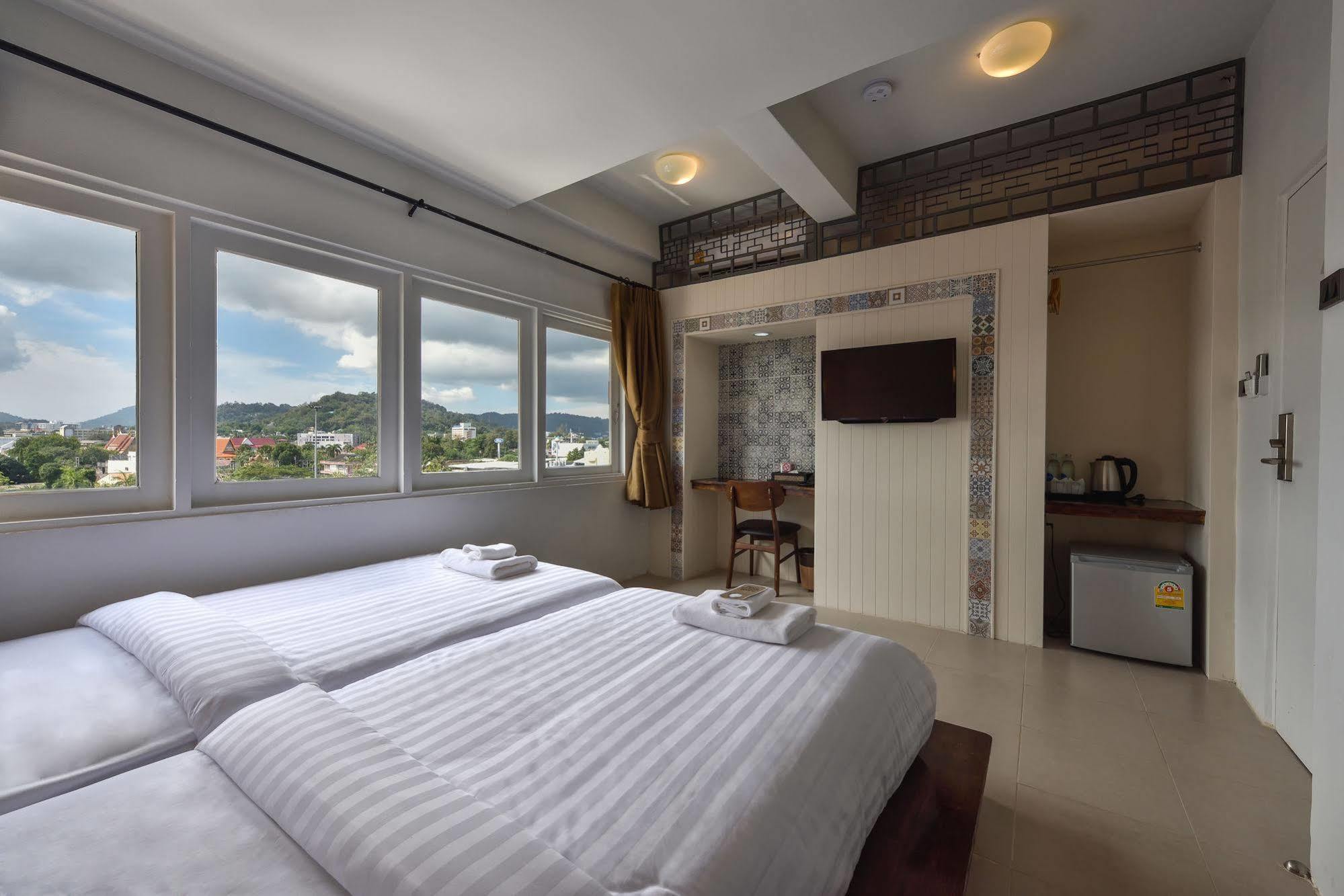 Hotel October Phuket Екстериор снимка