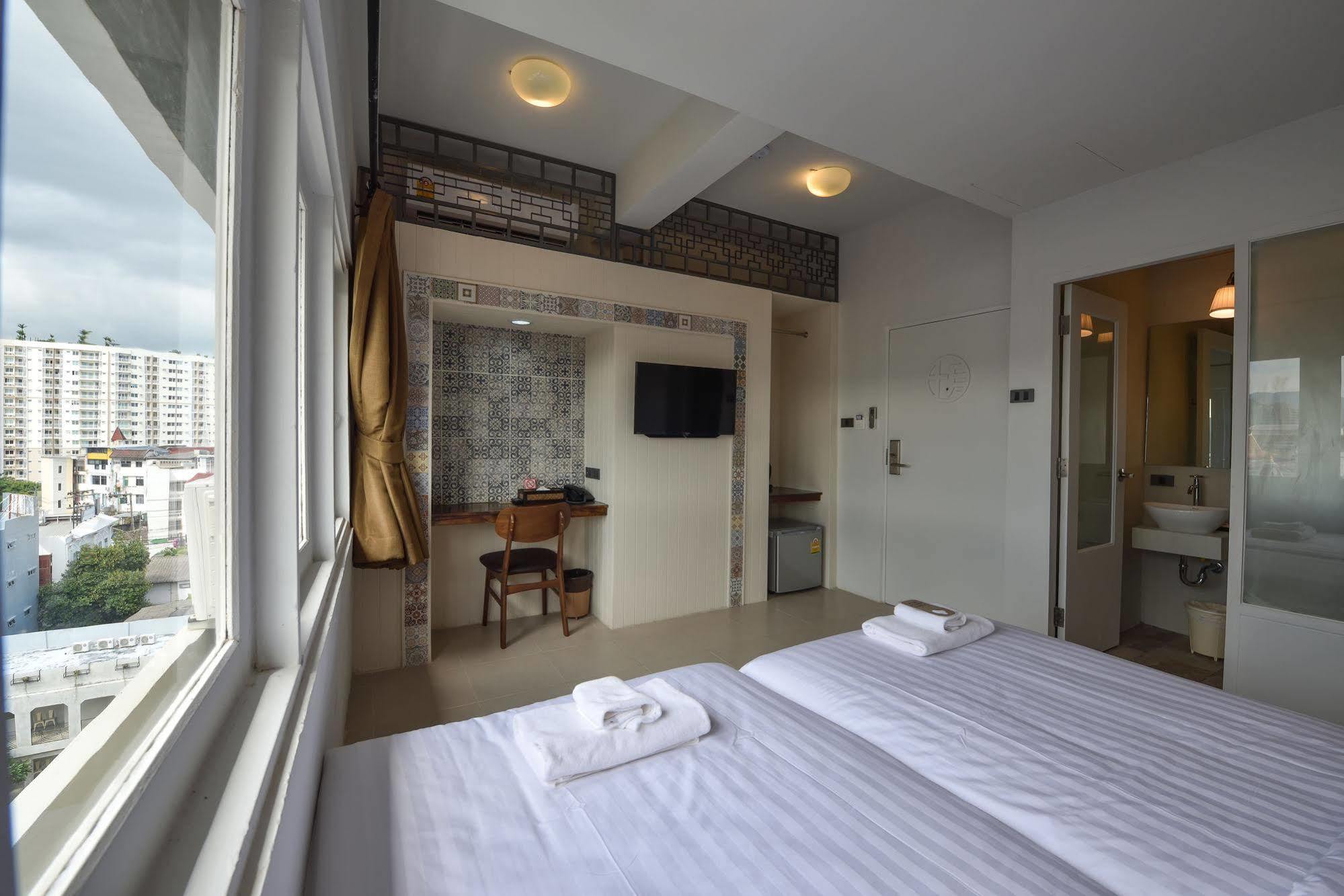 Hotel October Phuket Екстериор снимка