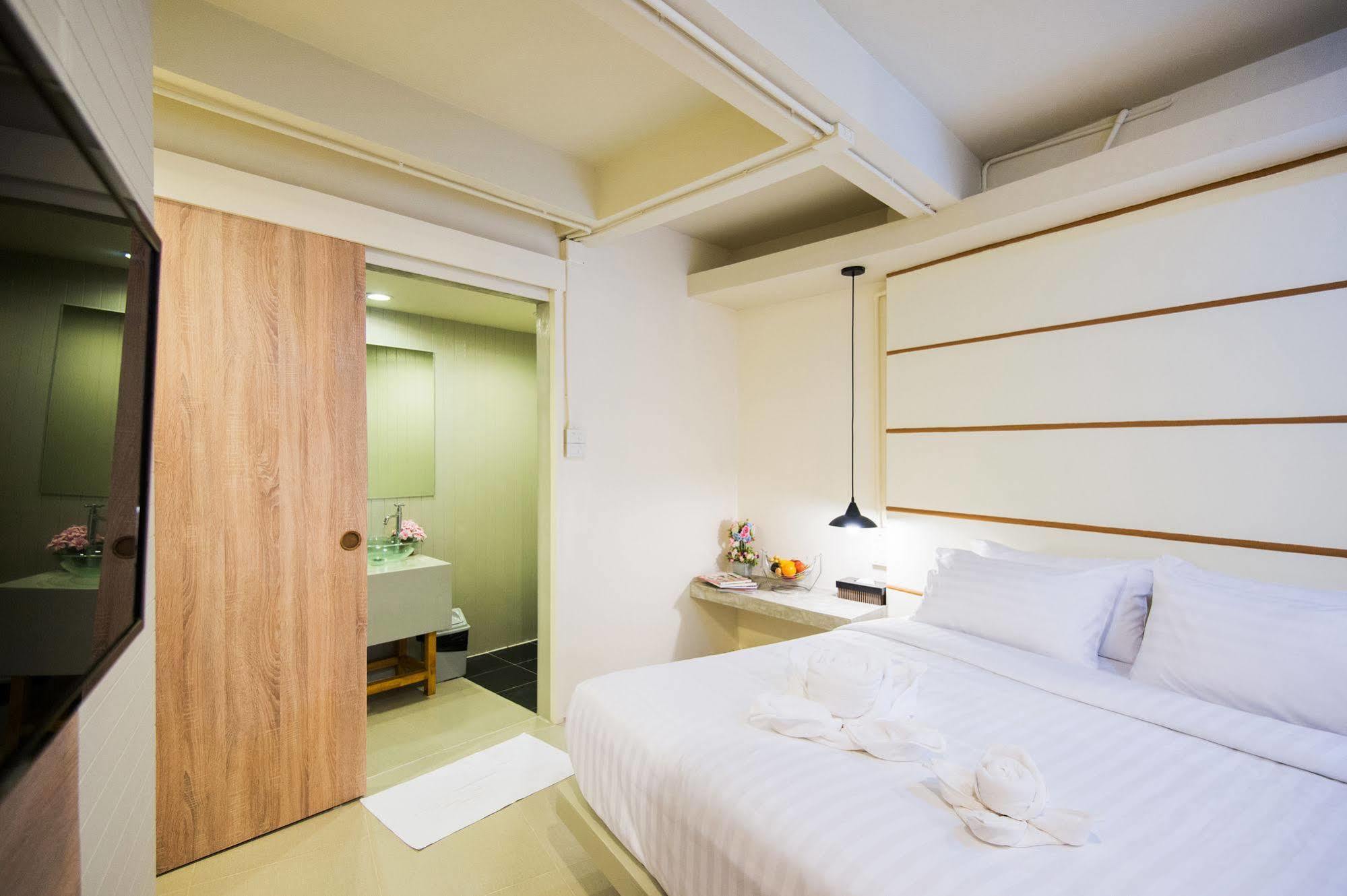 Hotel October Phuket Екстериор снимка