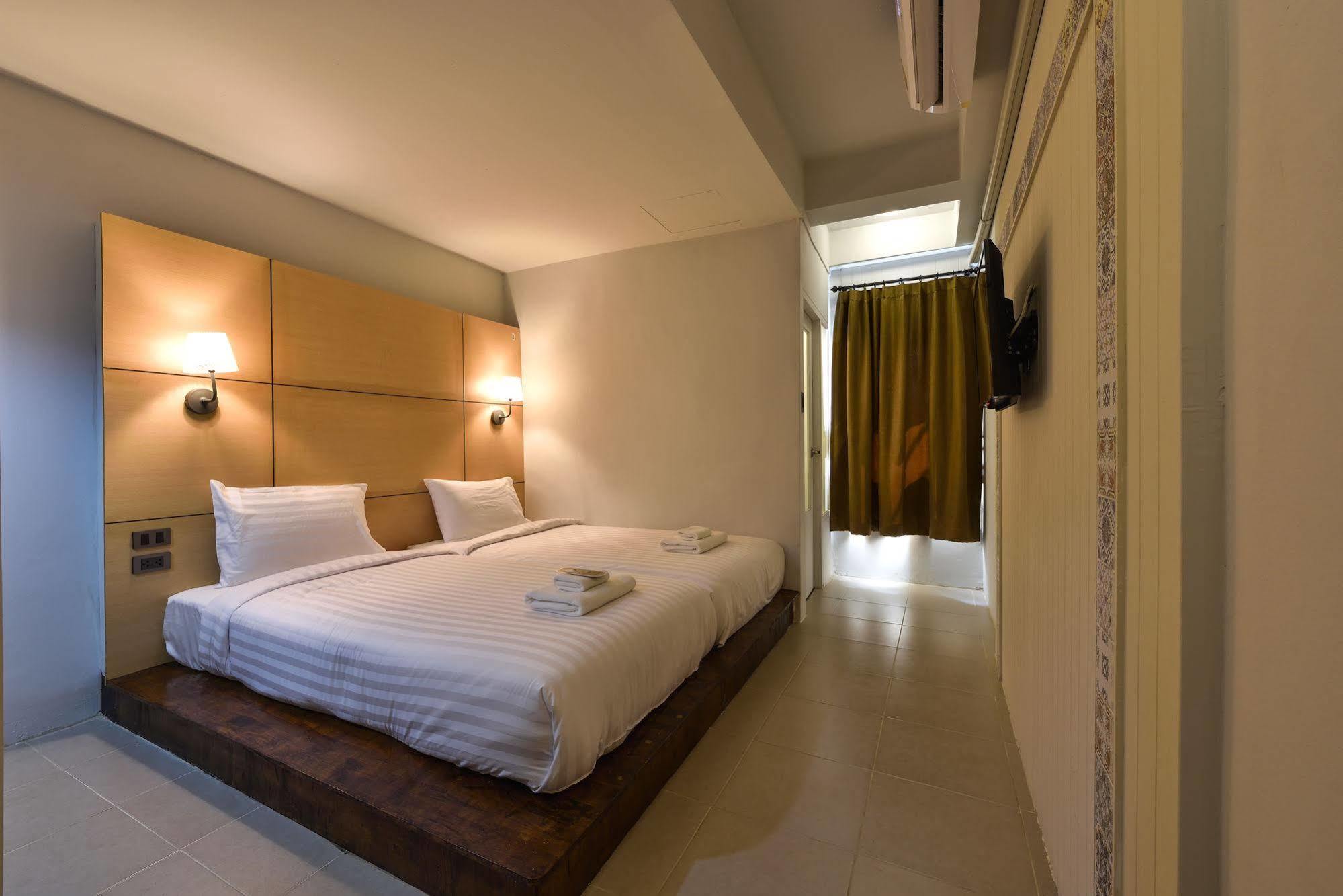 Hotel October Phuket Екстериор снимка