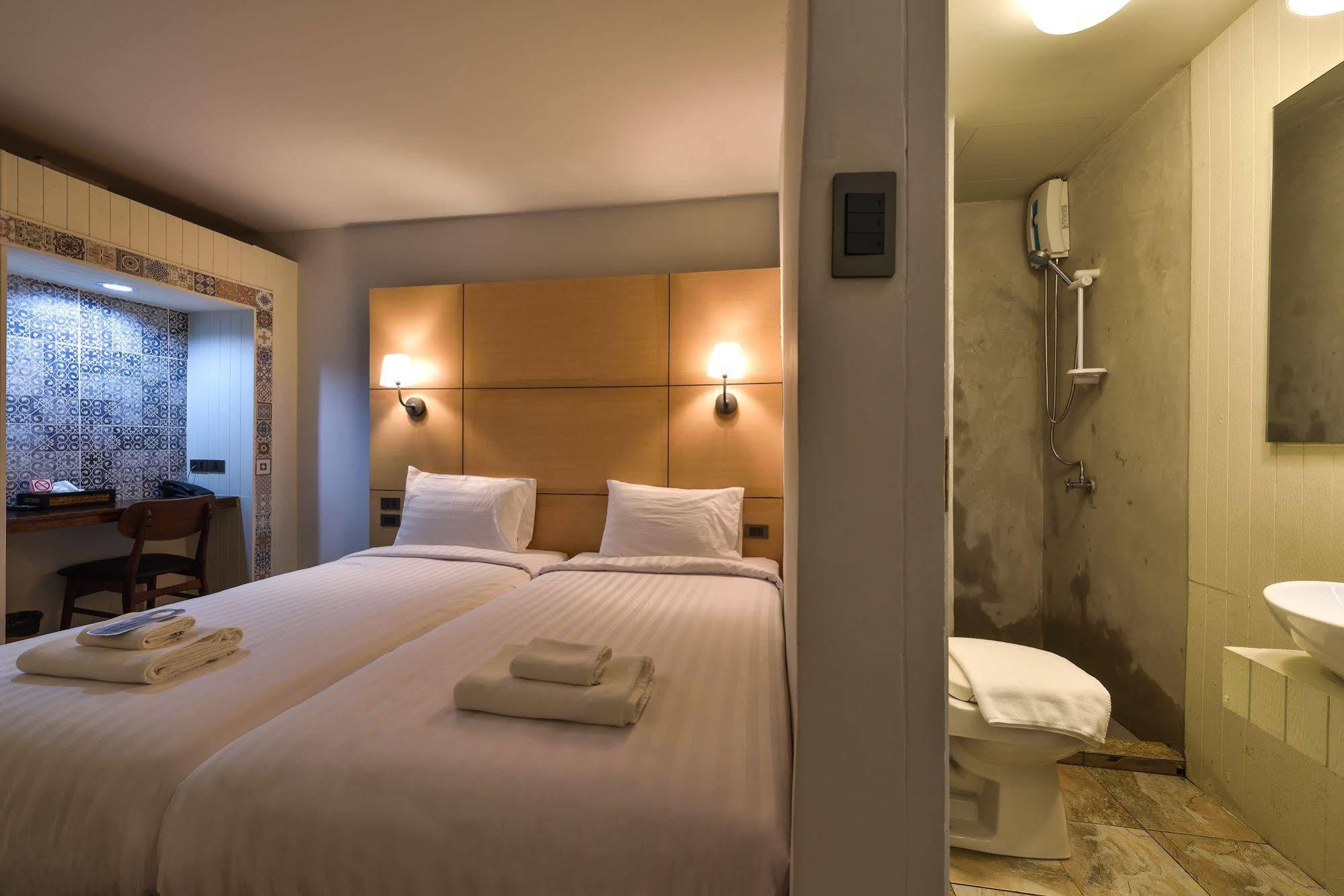 Hotel October Phuket Екстериор снимка