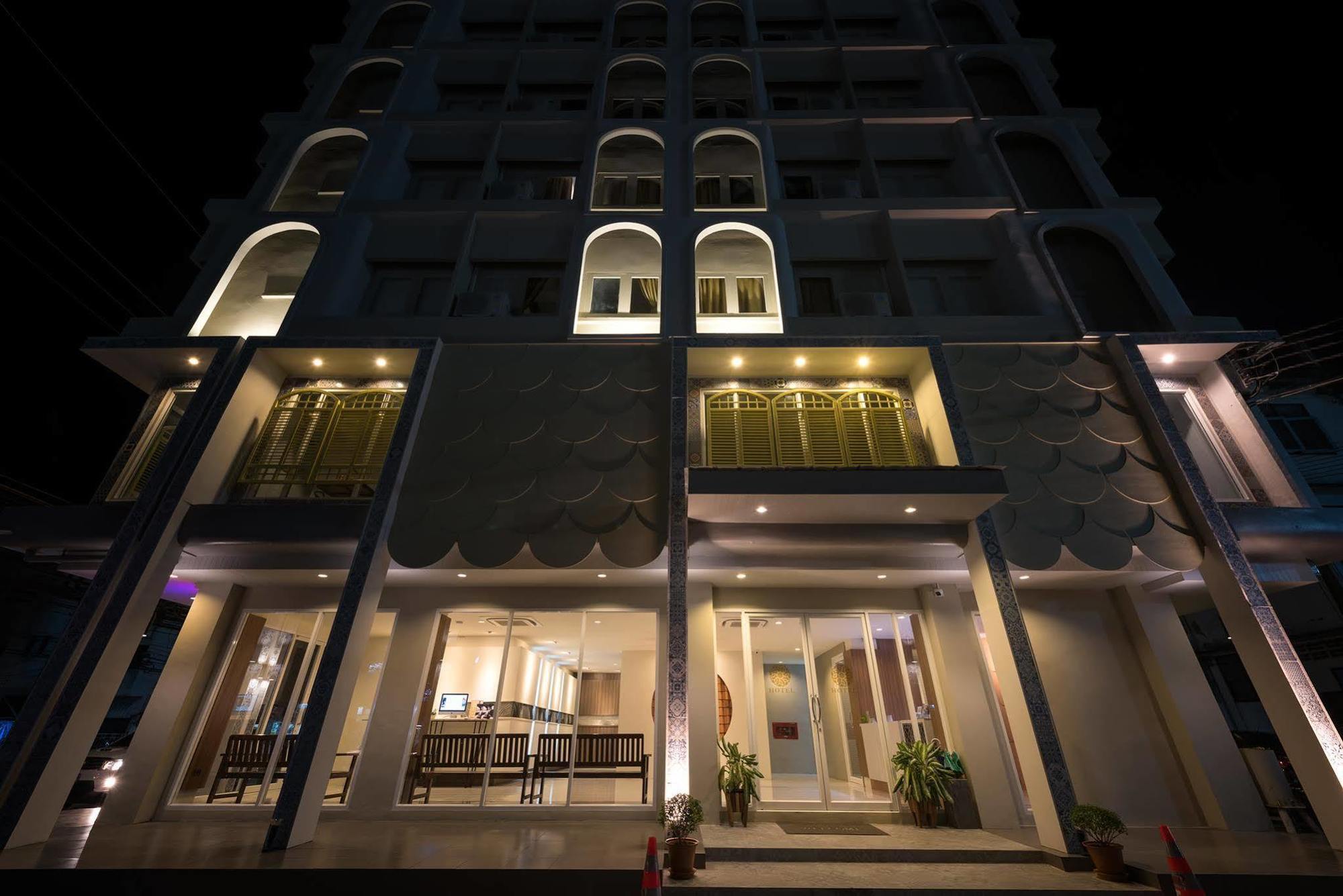 Hotel October Phuket Екстериор снимка