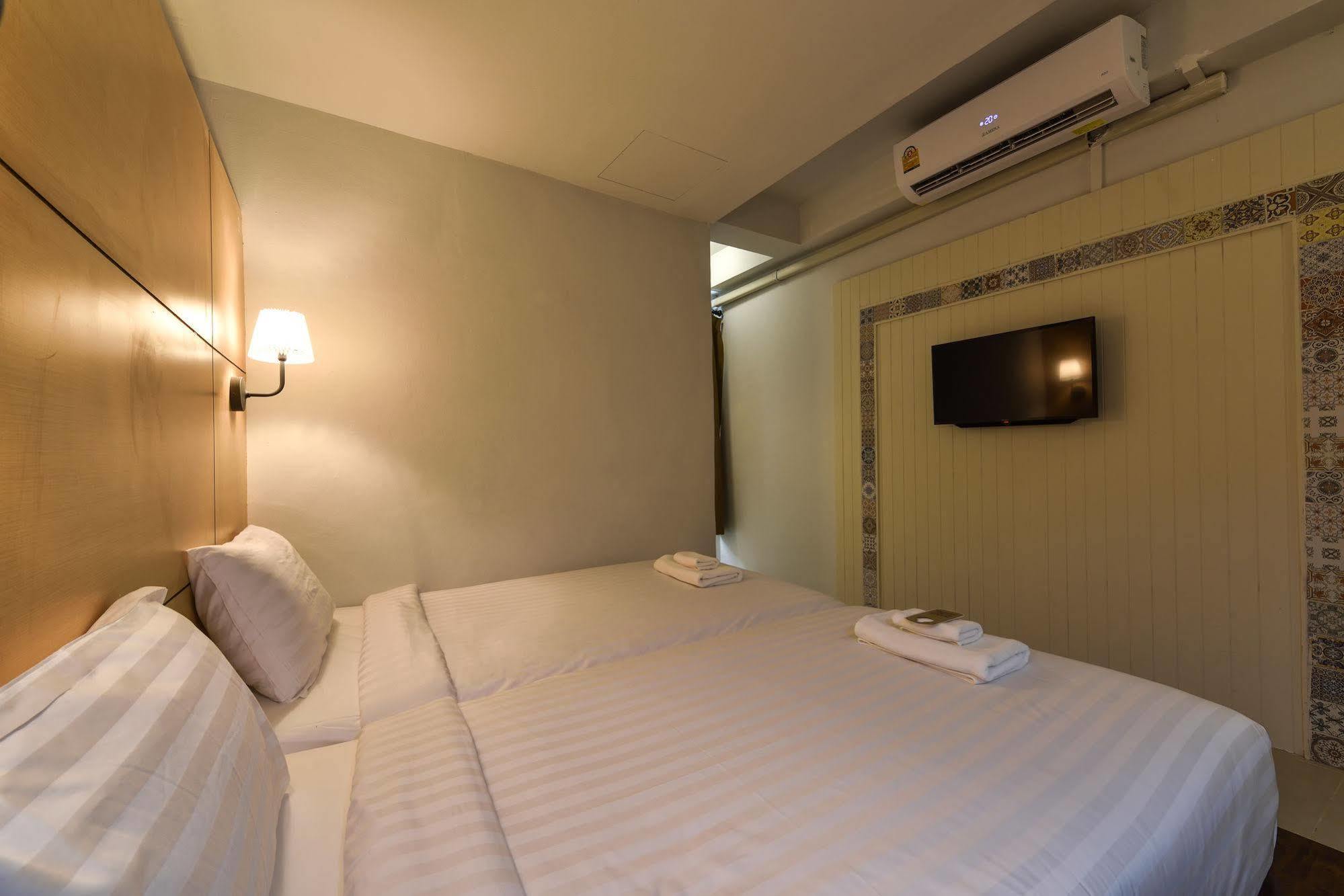Hotel October Phuket Екстериор снимка