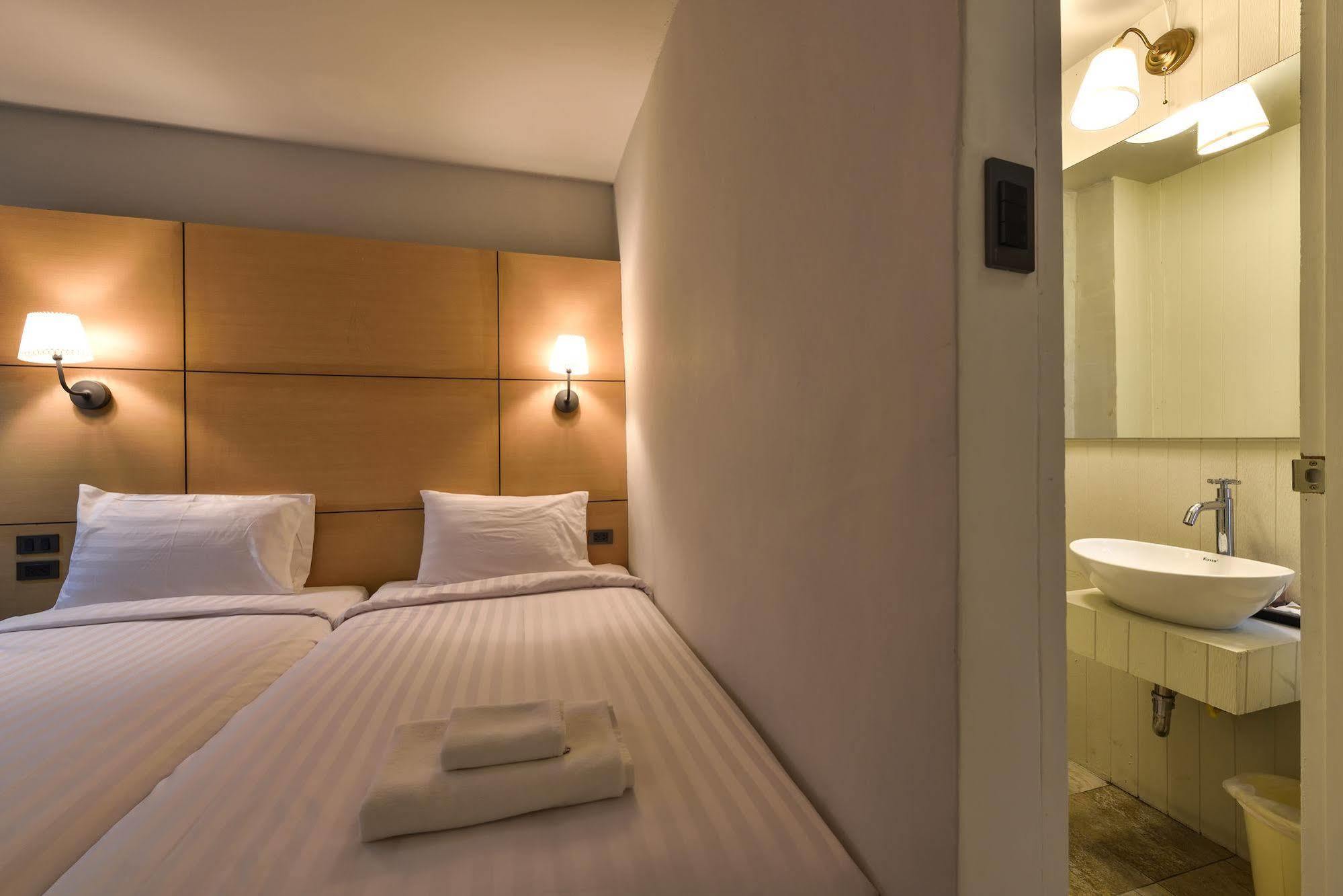 Hotel October Phuket Екстериор снимка
