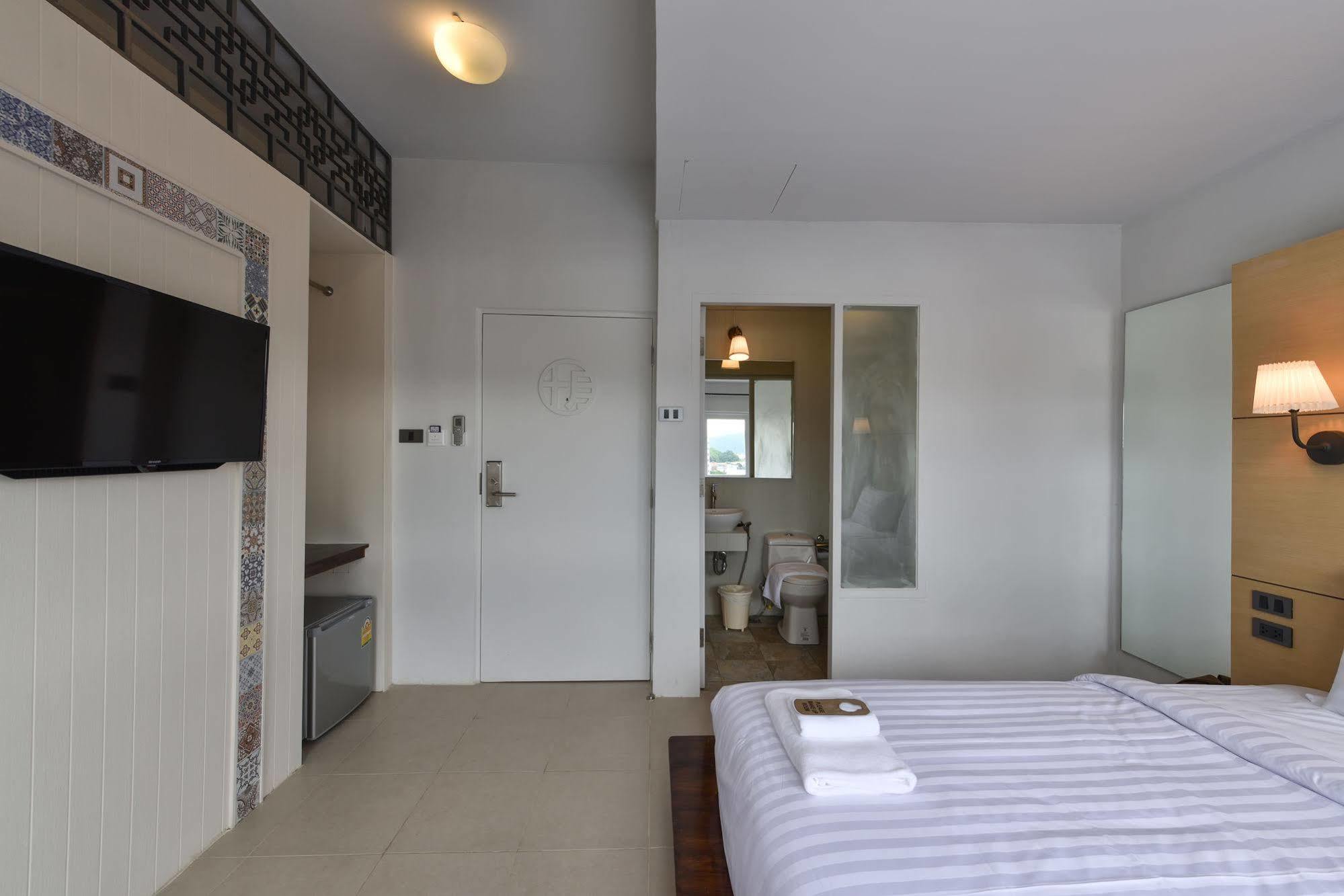 Hotel October Phuket Екстериор снимка