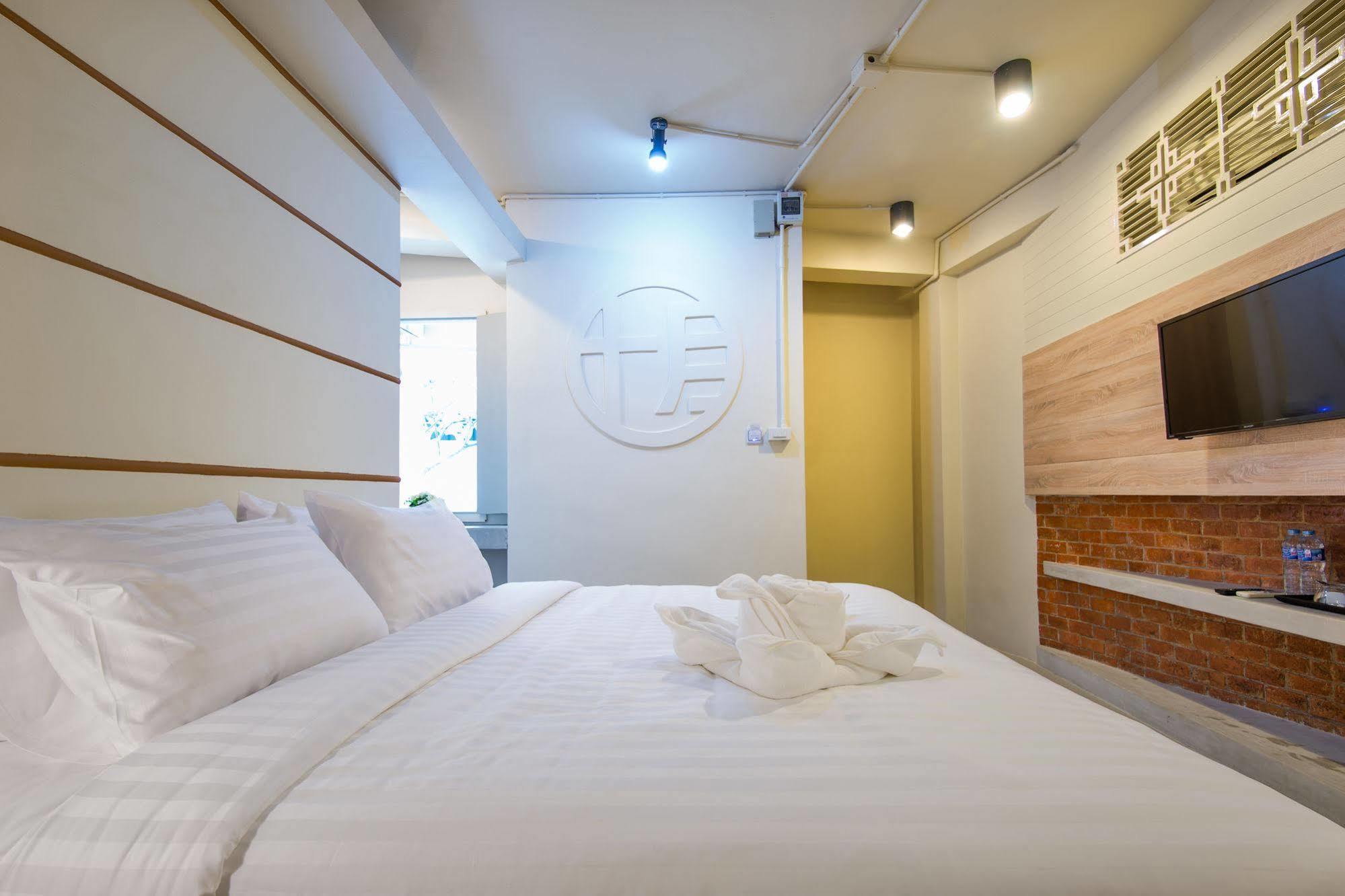 Hotel October Phuket Екстериор снимка