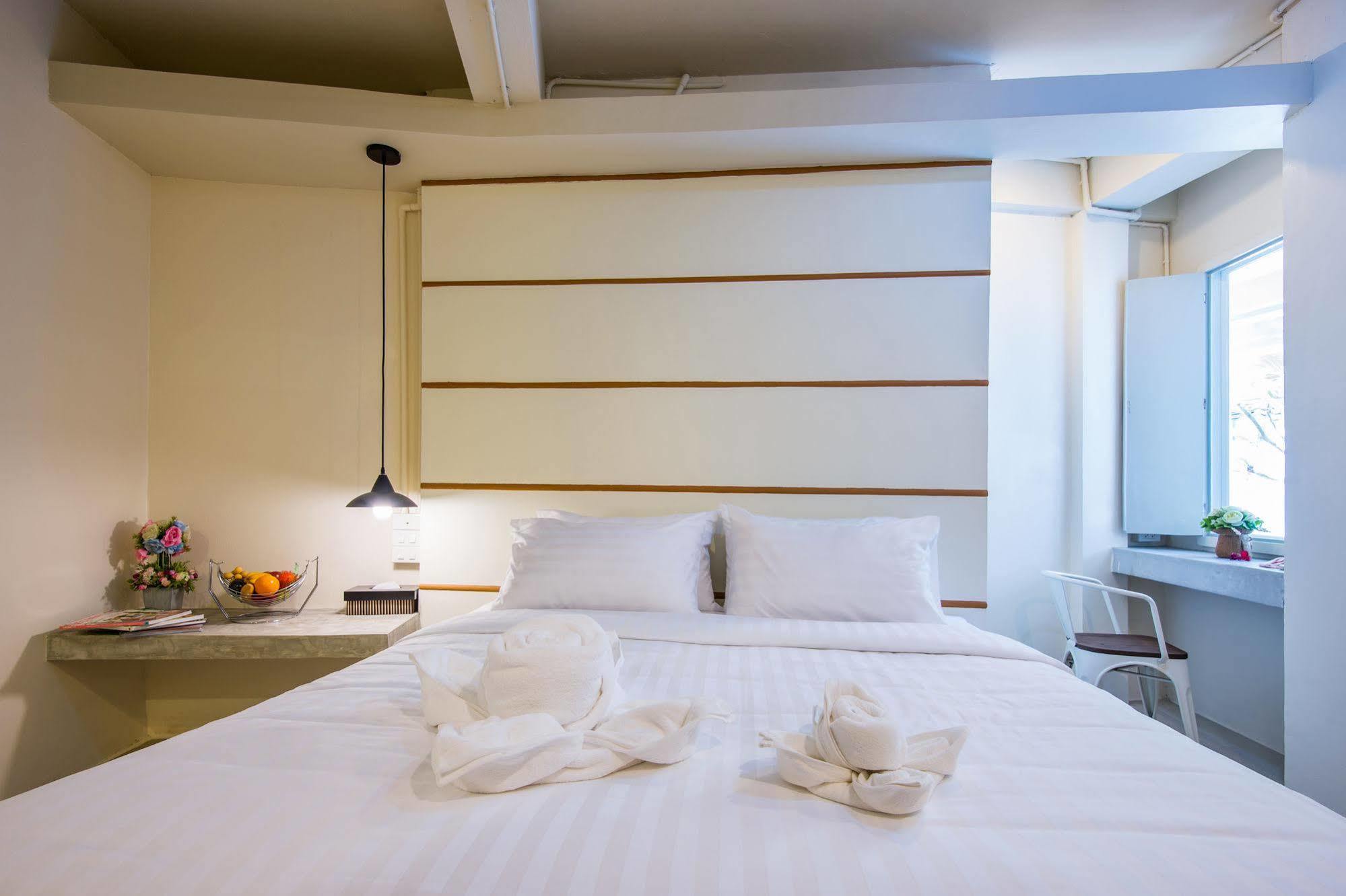 Hotel October Phuket Екстериор снимка