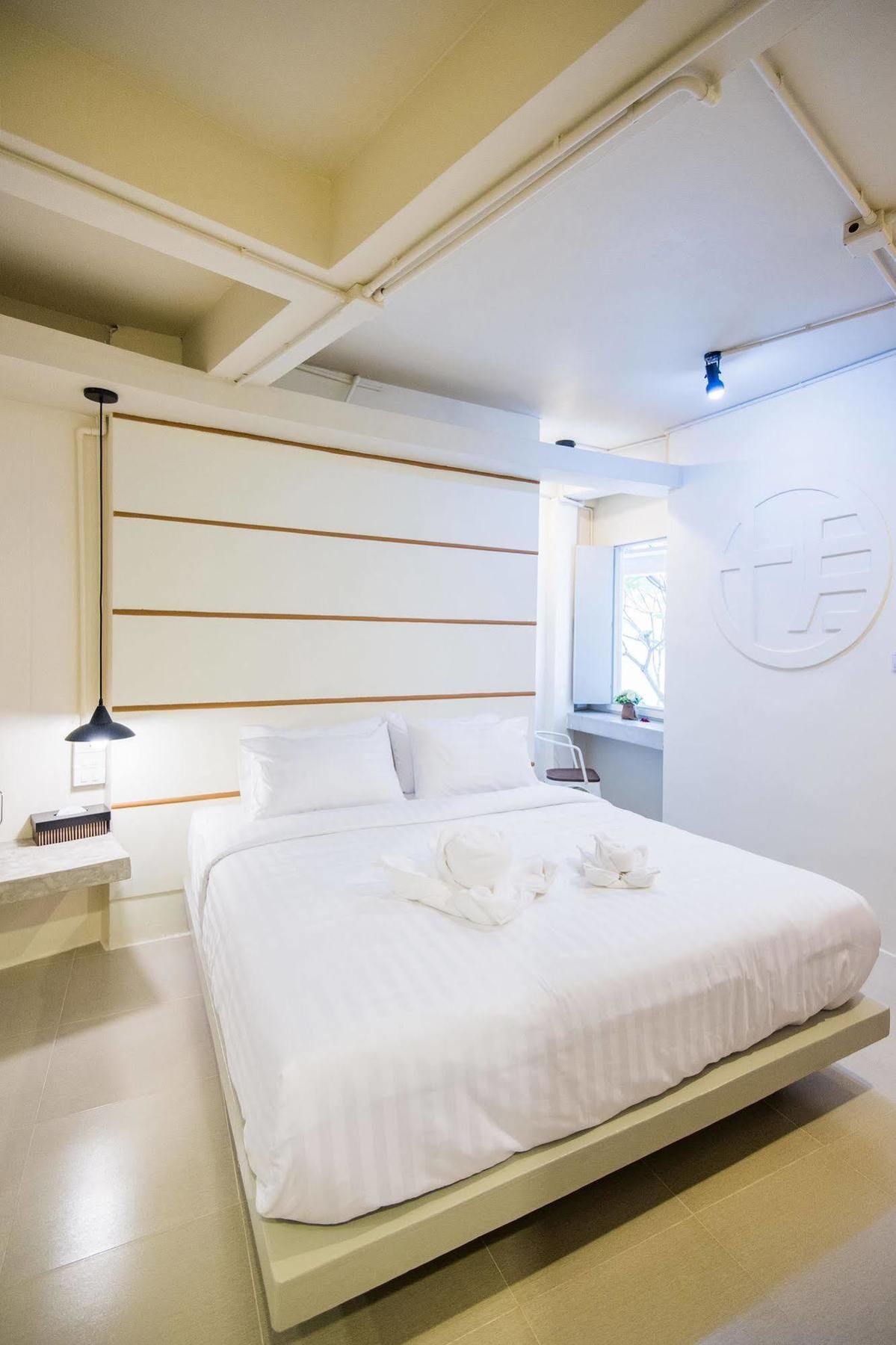 Hotel October Phuket Екстериор снимка