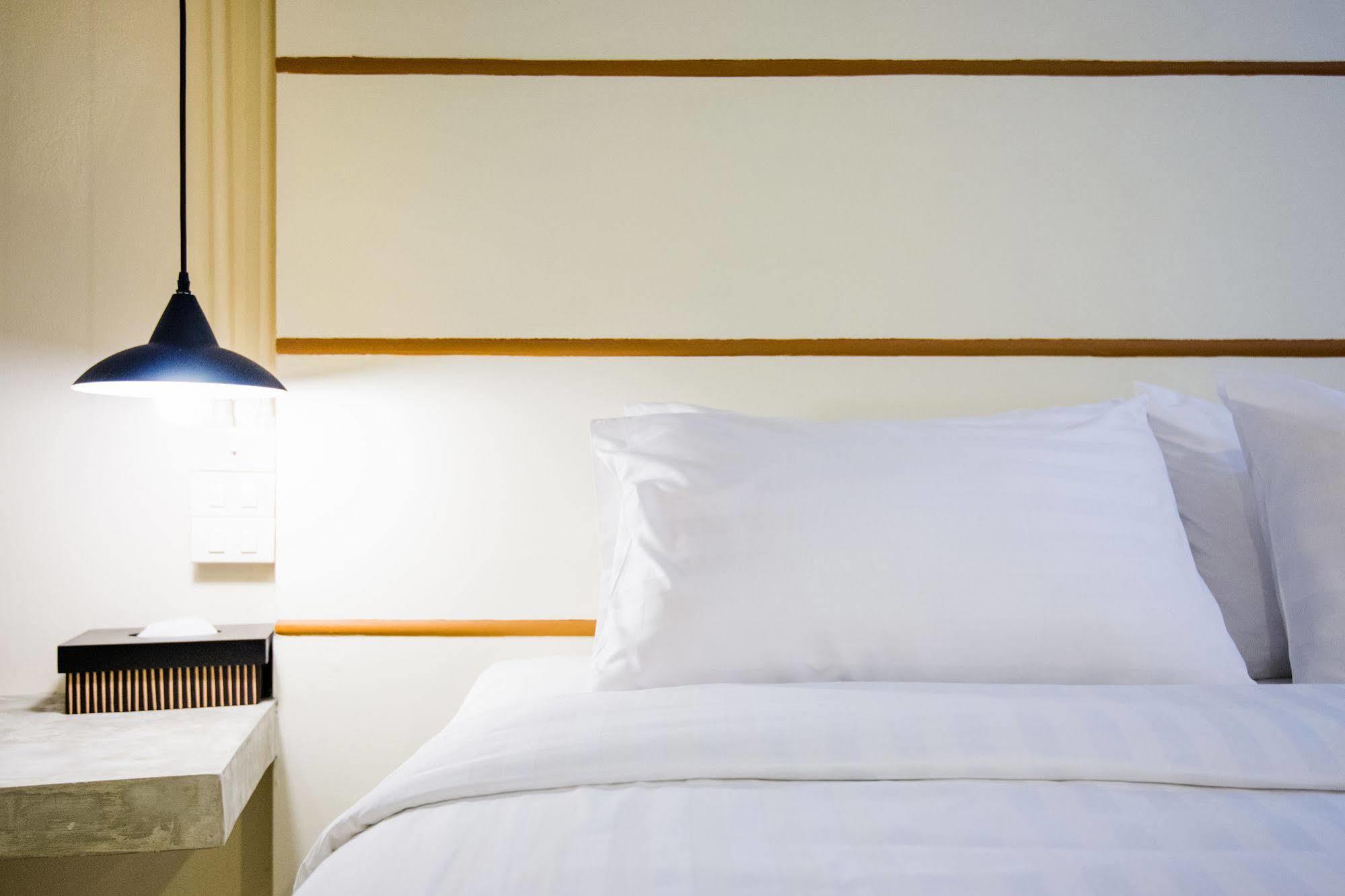 Hotel October Phuket Екстериор снимка