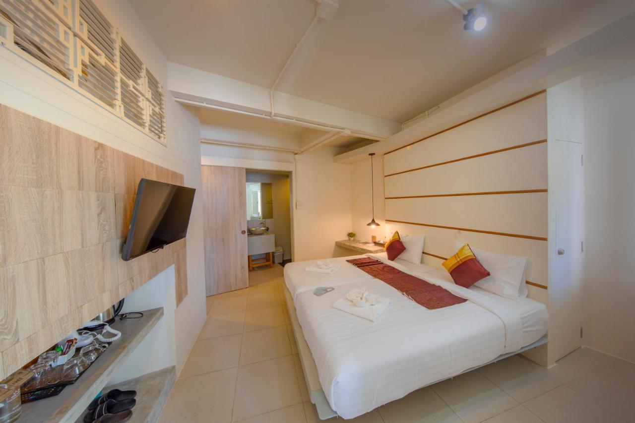Hotel October Phuket Екстериор снимка