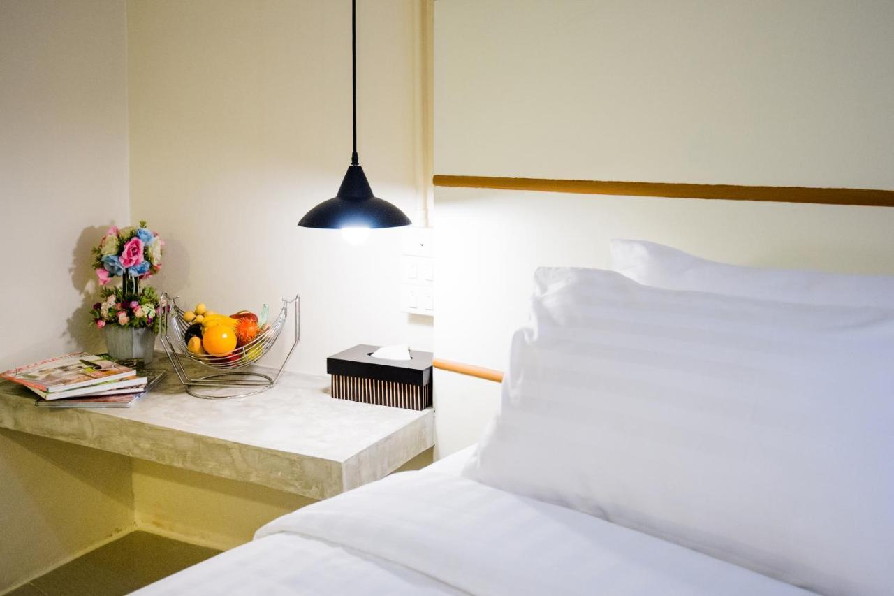 Hotel October Phuket Екстериор снимка