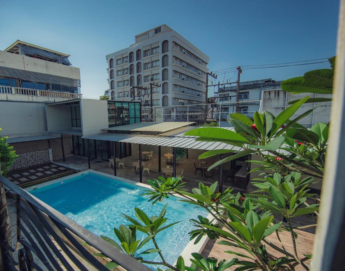 Hotel October Phuket Екстериор снимка
