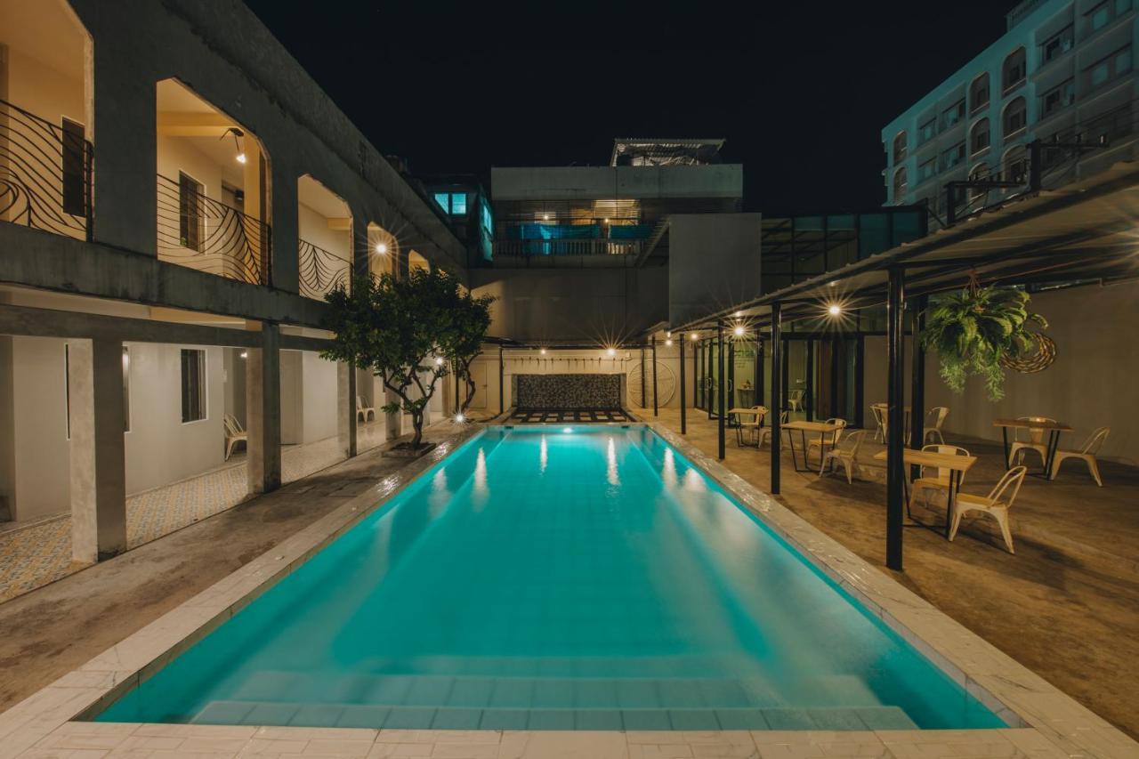Hotel October Phuket Екстериор снимка